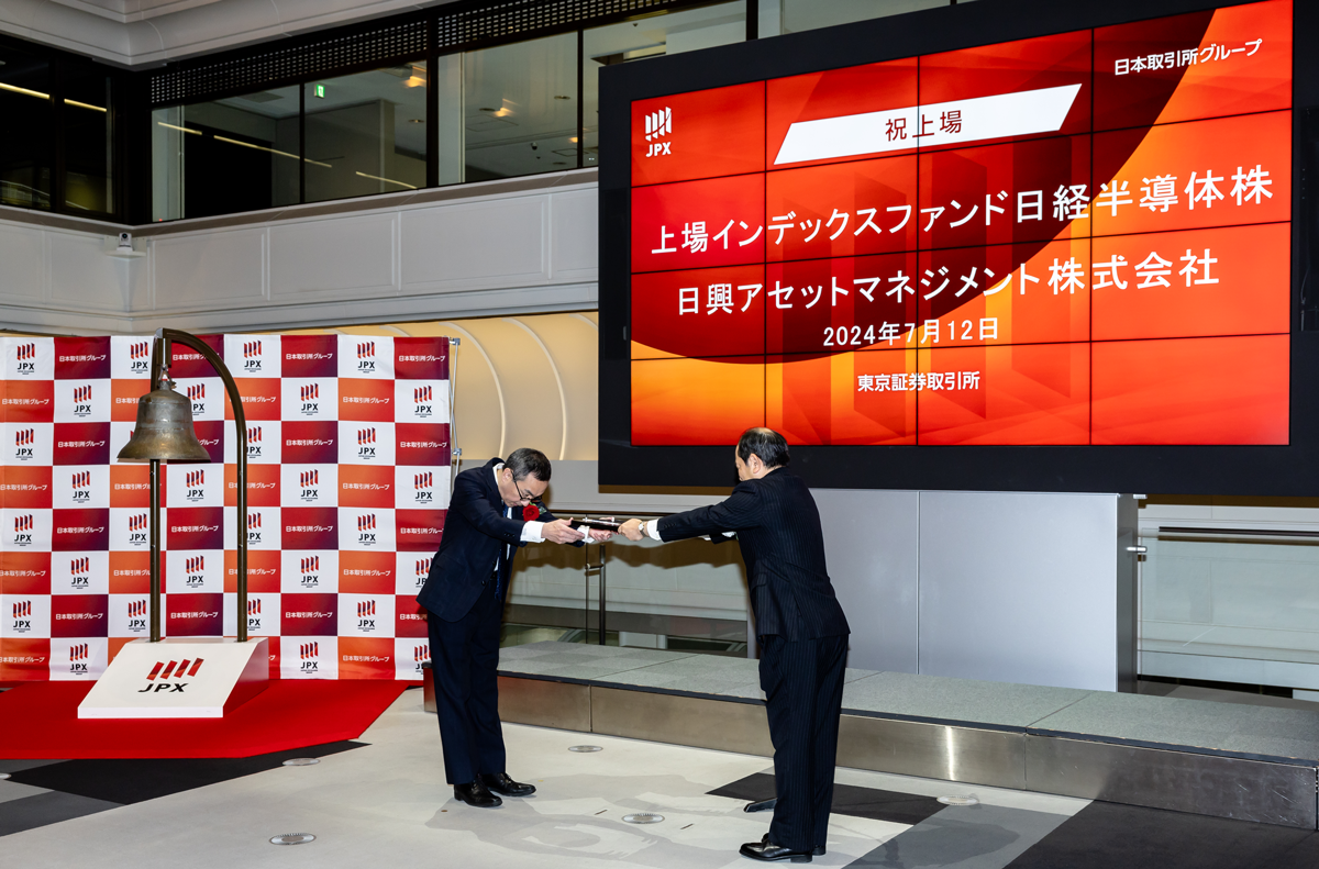 写真：上場通知書をいただきました