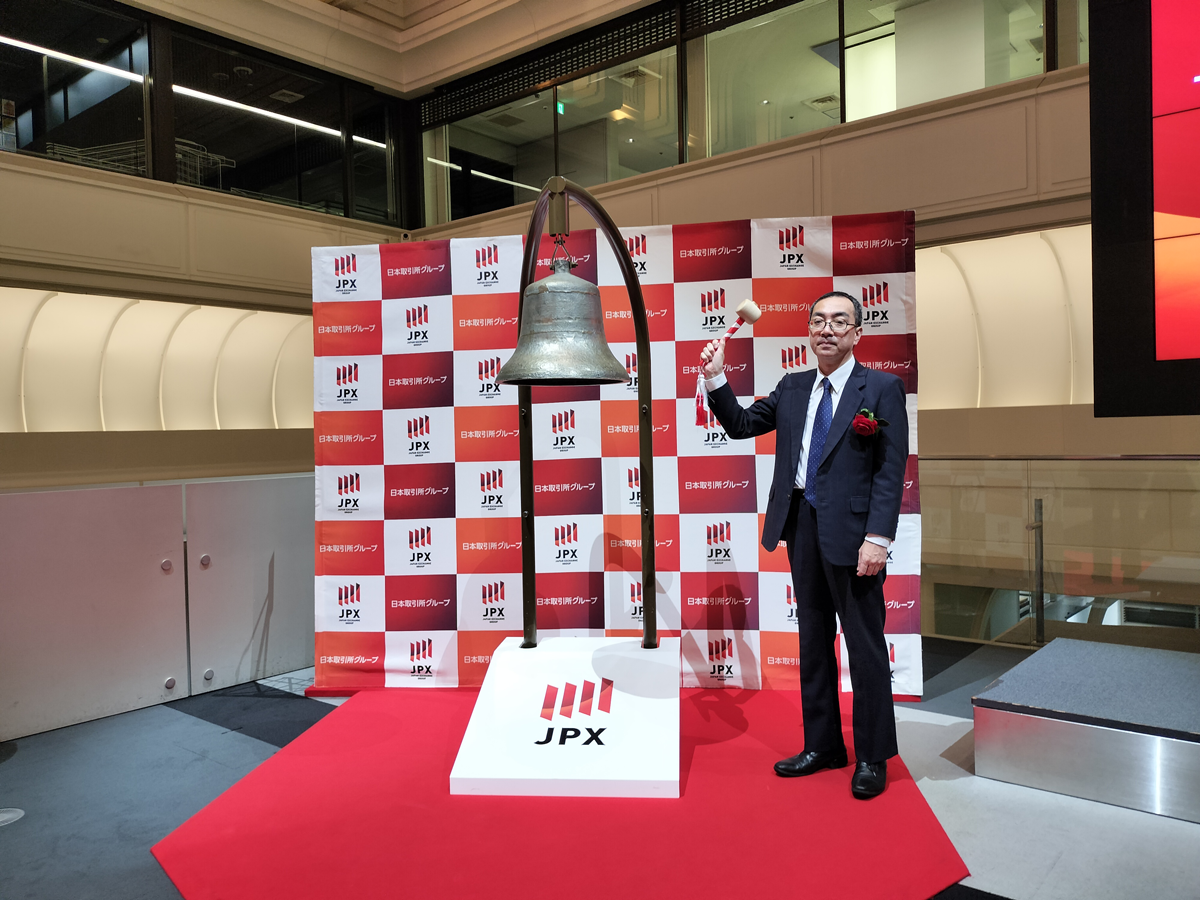 写真：上場記念の鐘を鳴らしました