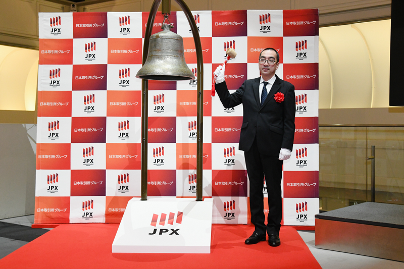 写真：上場記念の鐘を鳴らしました