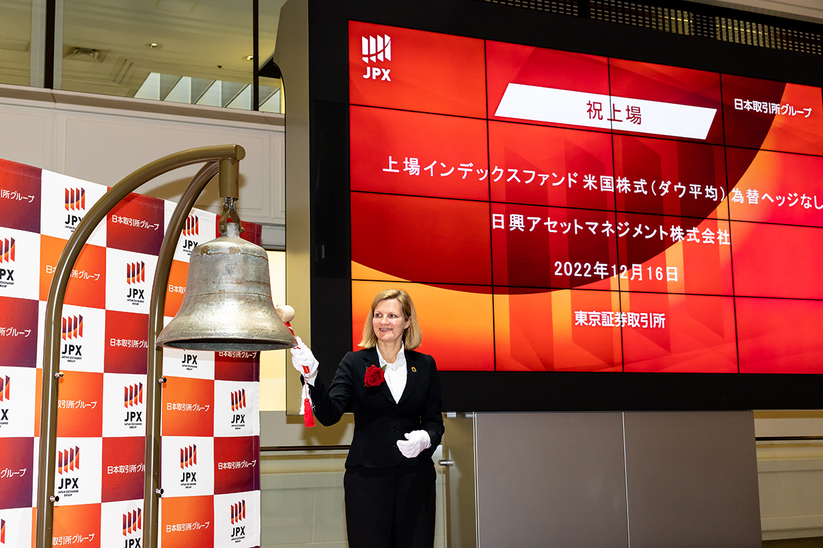 写真：ステファニー・ドゥルーズが「上場ダウ平均米国株（為替ヘッジなし）」上場記念の鐘を鳴らしました