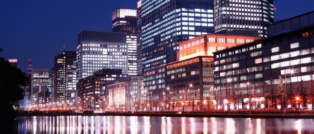 丸の内のオフィスの夜景